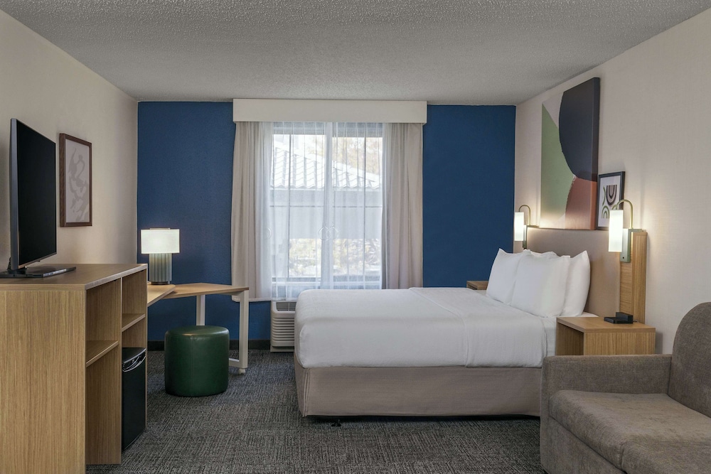 Spark by Hilton Denver International Airport - photo 11
