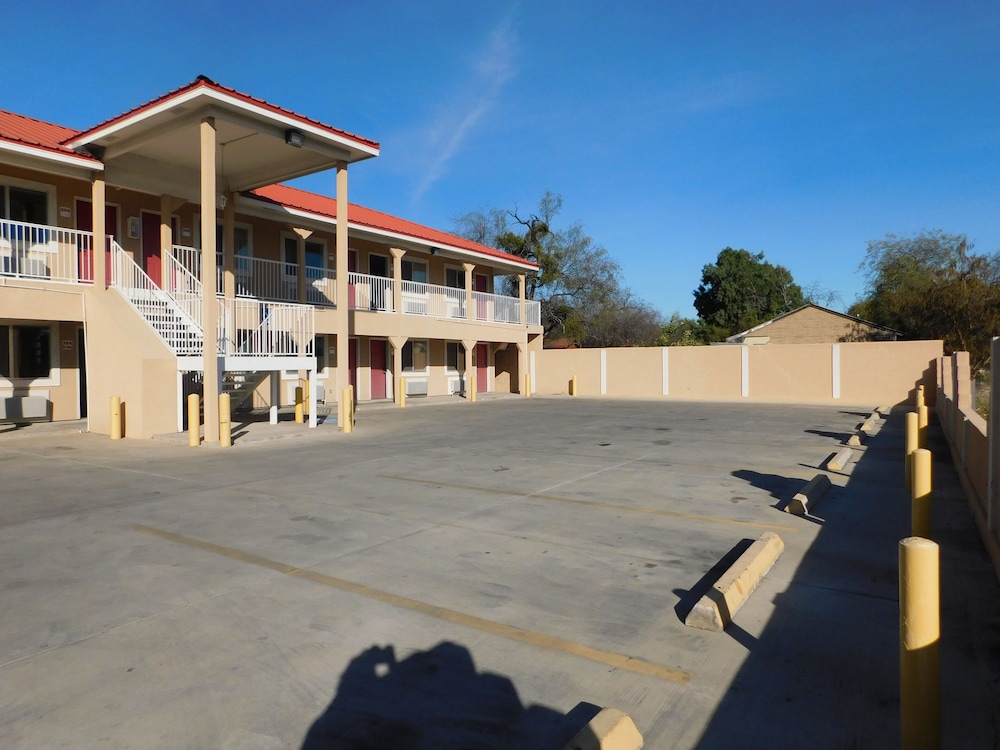 Eagle Pass Inn - photo 14