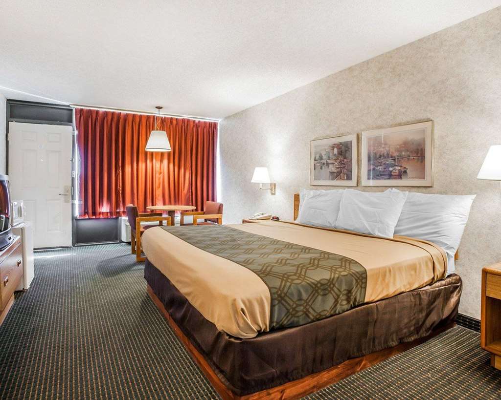 Econo Lodge Jefferson City - photo 18