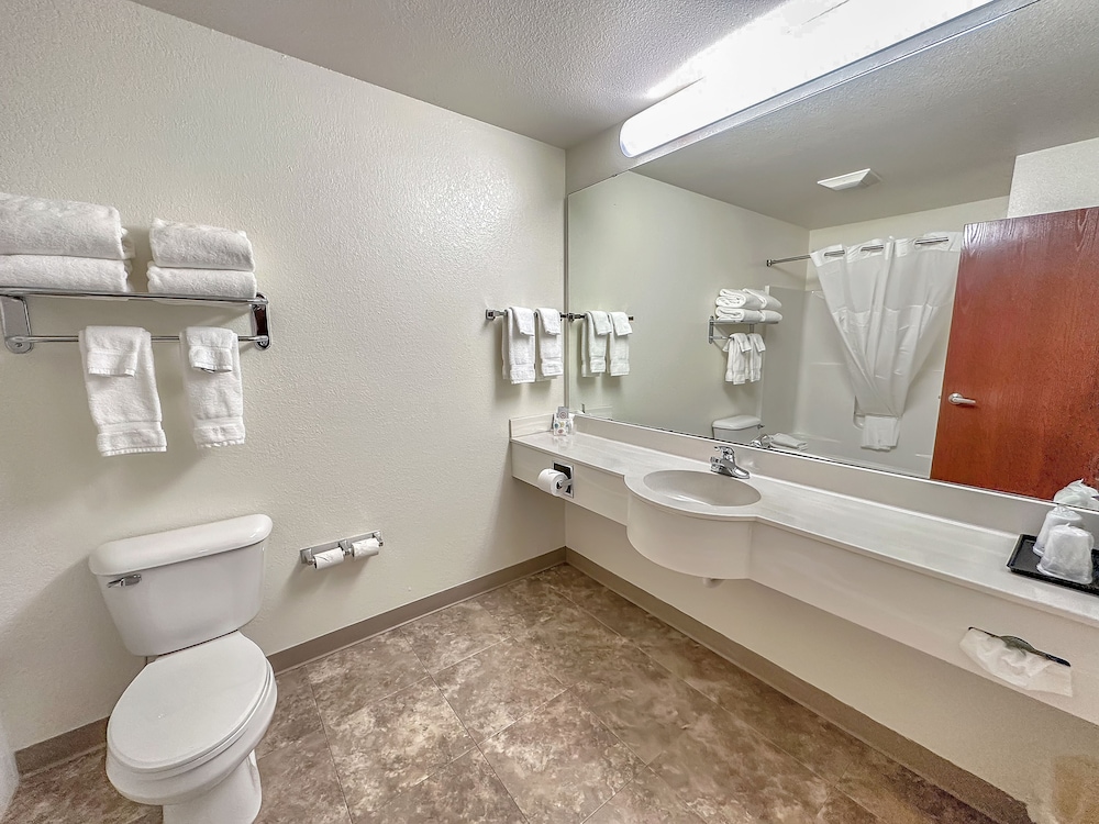 Estherville Hotel & Suites - photo 49