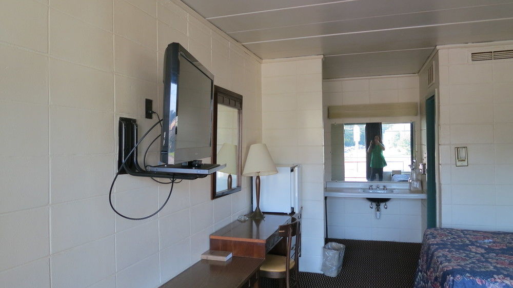 Hamilton Holiday Motel - photo 8