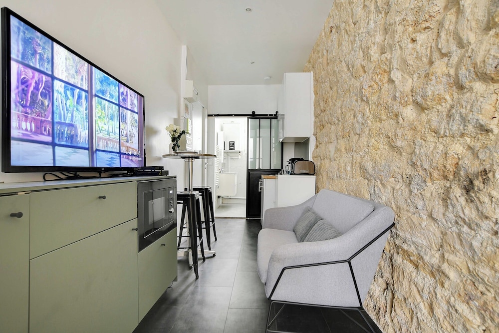 Authentic Studio 2P Canal St Martin - last minute hotel in Paris