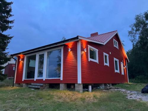 Hus med utsikt över Umeälven — hotel near Umeå Airport