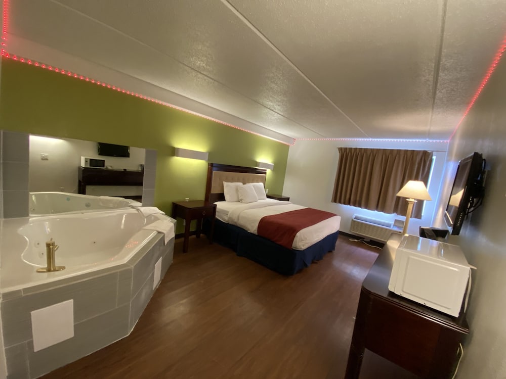 SkyLight Inn Cleveland Willoughby - photo 17