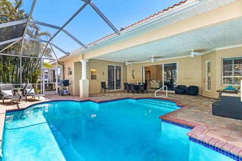 Villa Amore Fully fenced electric heated oversized pool home w lots of privacy SWFL Rentals — 4-Star Luxury Hotel in Cape Coral, United States