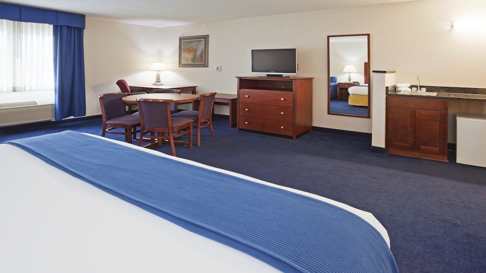Holiday Inn Express Deforest - photo 2