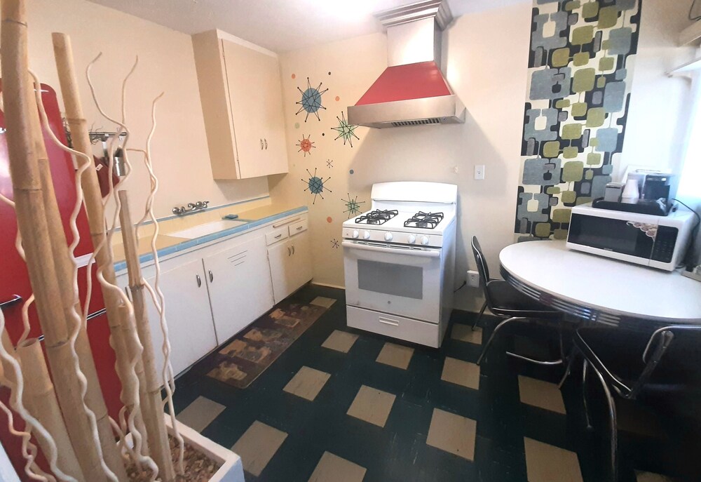 The New Star Motel with Studio Kitchens: 1950s Extended Stay Lodging and Retreat Center - photo 41