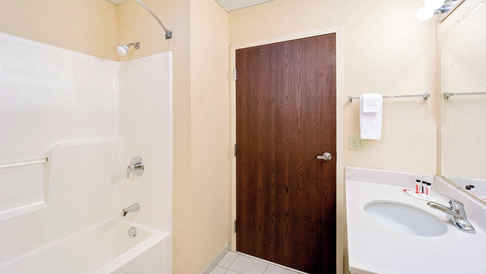 Magnuson Hotel West Liberty - photo 17