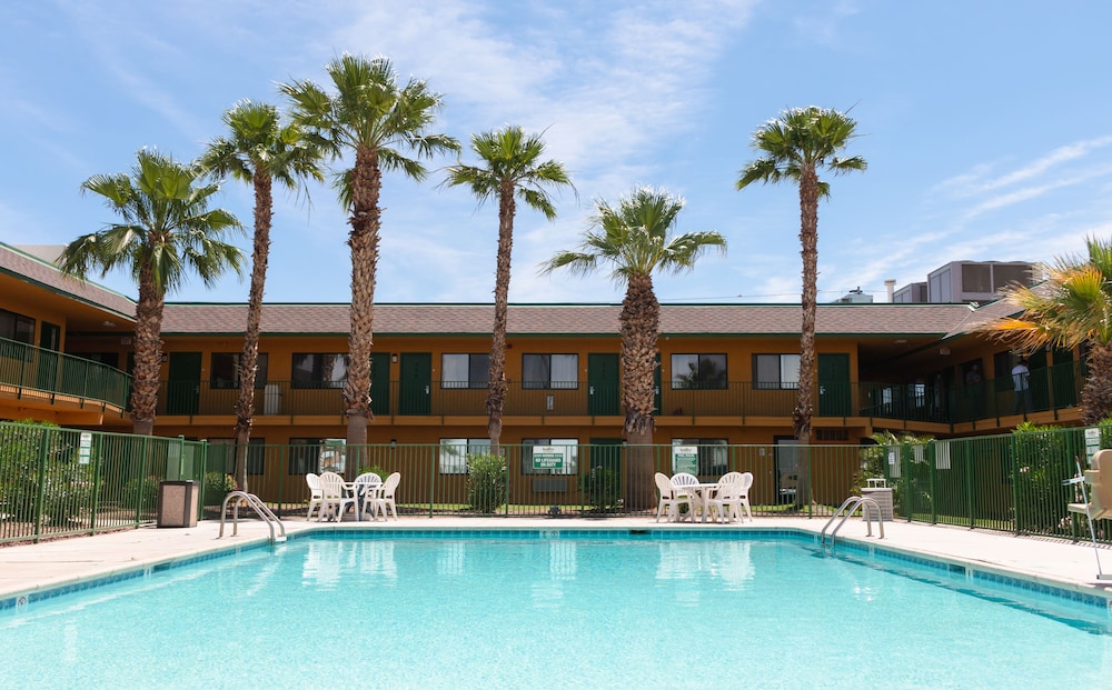 Econo Lodge Inn & Suites Yuma — hotel in Yuma