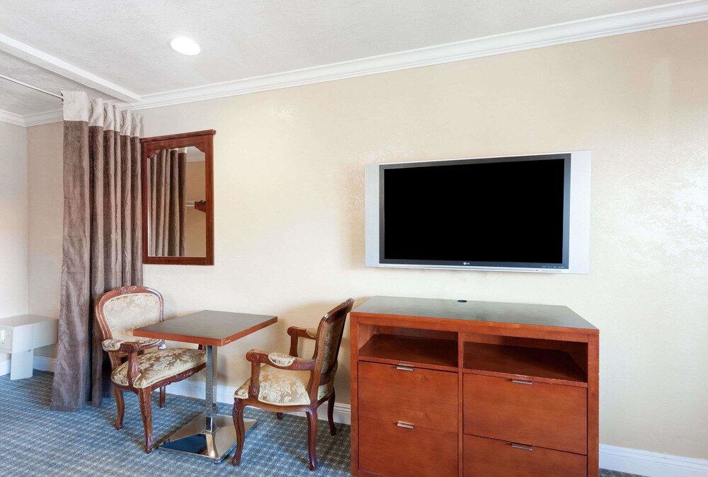 Travelodge by Wyndham El Cajon - photo 5