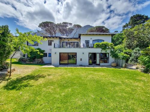 Peaceful 4 Bedroom Home in Estate Mountain Views