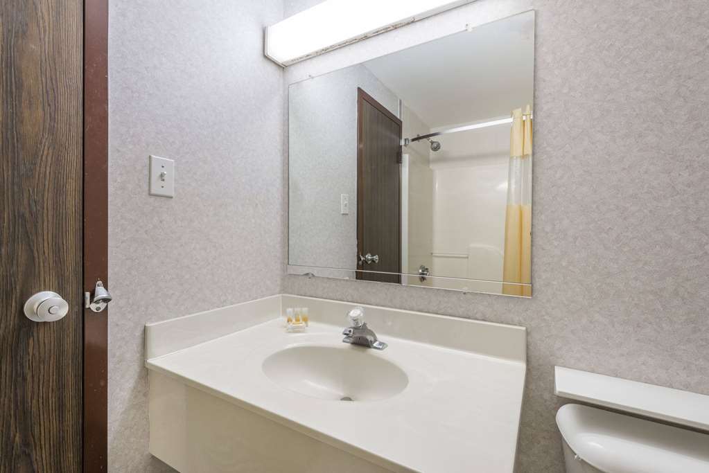 Days Inn by Wyndham Berlin Meriden - photo 7