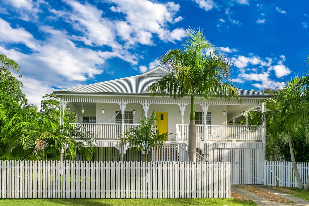 Sunshine House — 4-Star Luxury Hotel in Suffolk Park, Australia