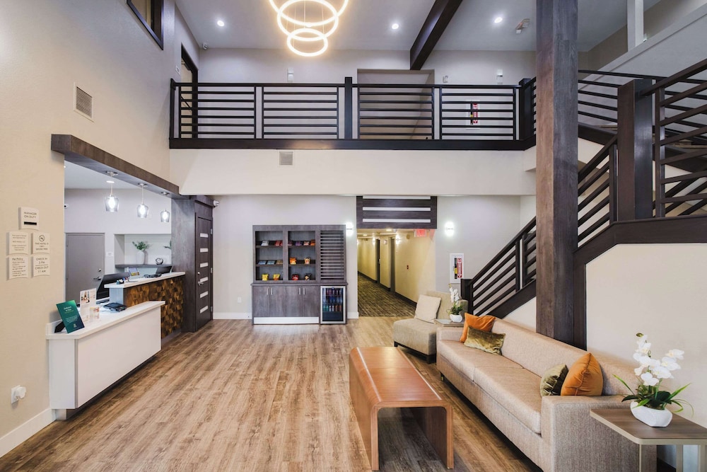 Quality Suites Houston Hobby Airport - photo 3