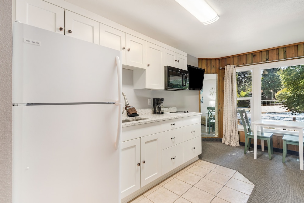 Bend Riverside Inn & Suites - photo 180