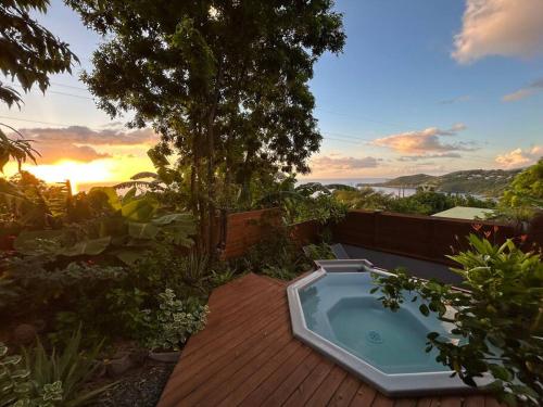 Bungalow gîte les fleurs du colibri — 4-Star Luxury Hotel in Bouillante, Guadeloupe