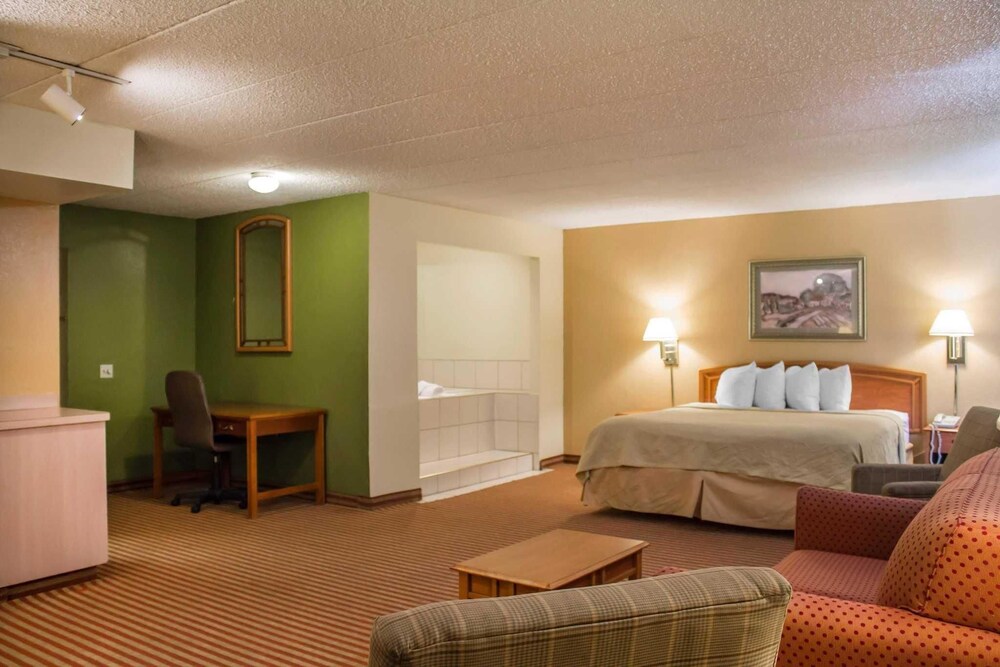 Econo Lodge Wickliffe Cleveland East - photo 34