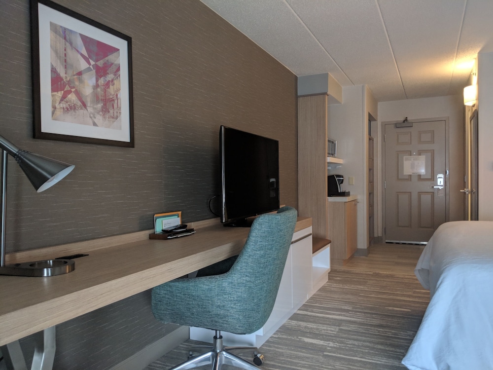 Hilton Garden Inn Chicago North Shore Evanston - photo 9