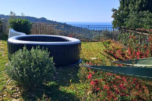 Elegante villa panoramica con giardino e idromassaggio a 10 minuti dal mare — 4-Star Luxury Hotel in Perdifumo, Italy