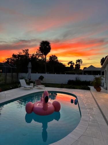 HIDDEN GEM Family Friendly Pool Home Welcome — 4-Star Luxury Hotel in Naples, United States