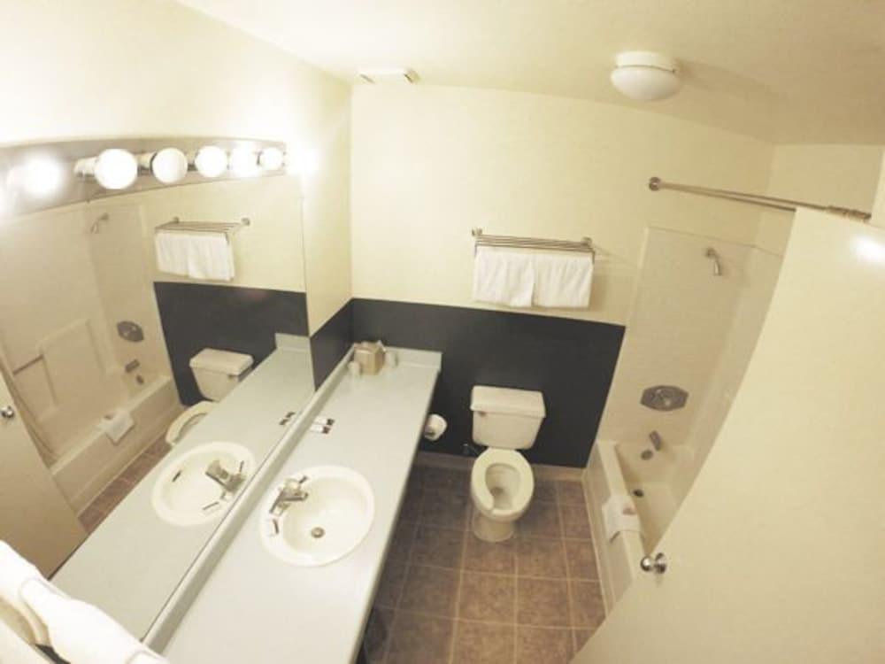 Goodnite Inn and Suites - photo 11