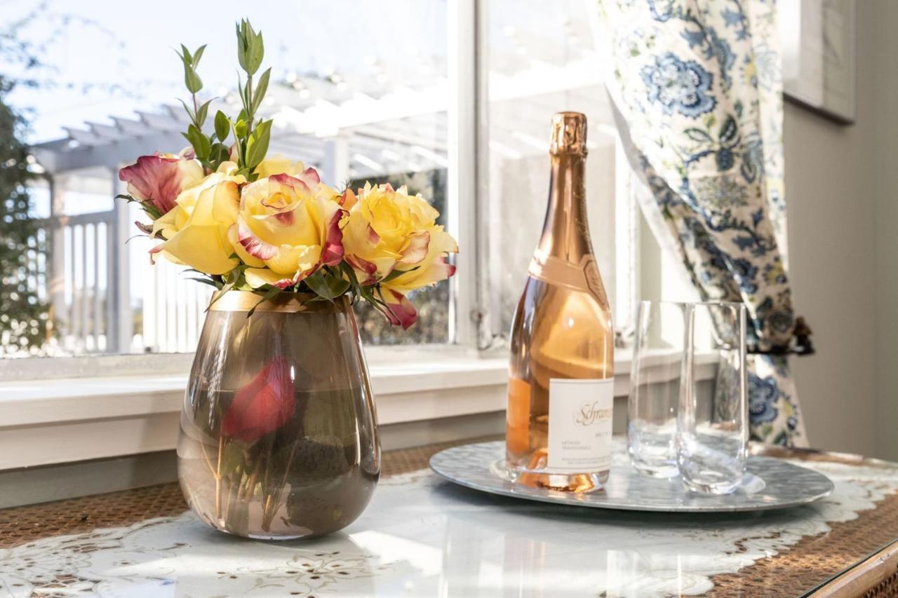 Charming Garden Cottage steps to historic Old Town Half Moon Bay — 4-Star Luxury Hotel in Half Moon Bay, United States