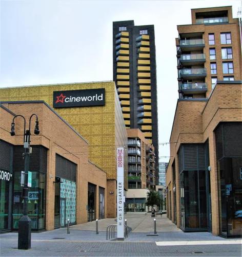 Room with private bathroom Near Heathrow Airport Tube Station Shops Cinema in shared flat — hotel in Hounslow