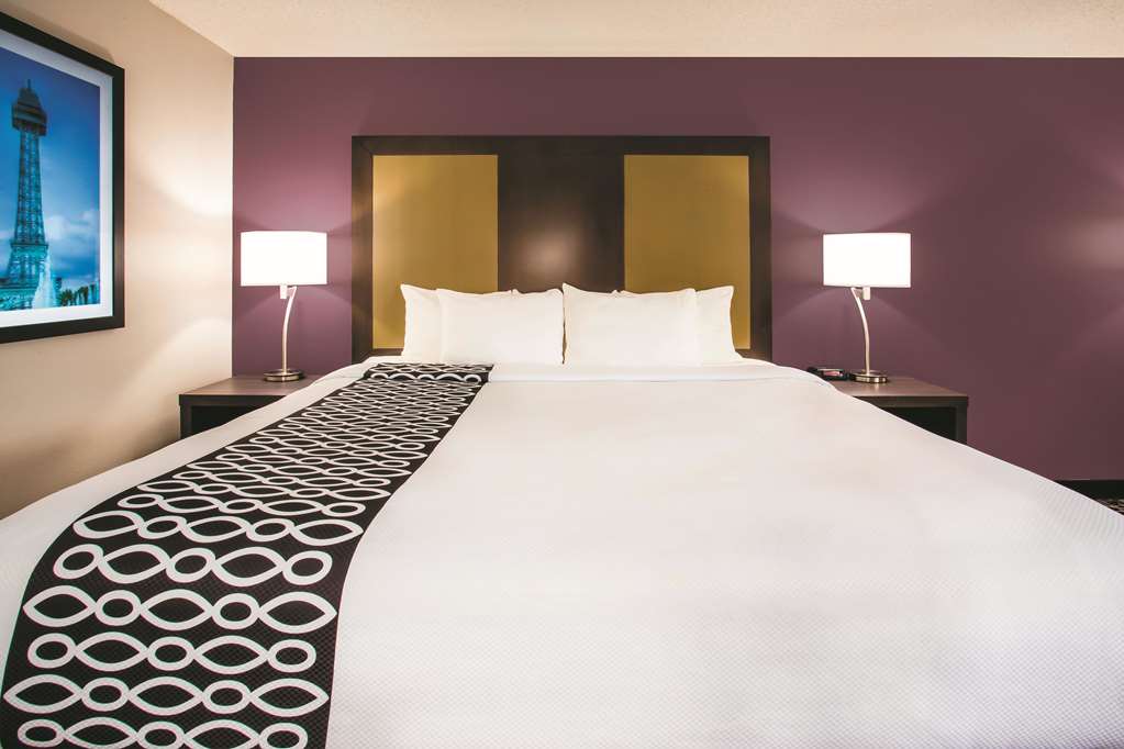 La Quinta Inn & Suites by Wyndham Cincinnati NE Mason - photo 23