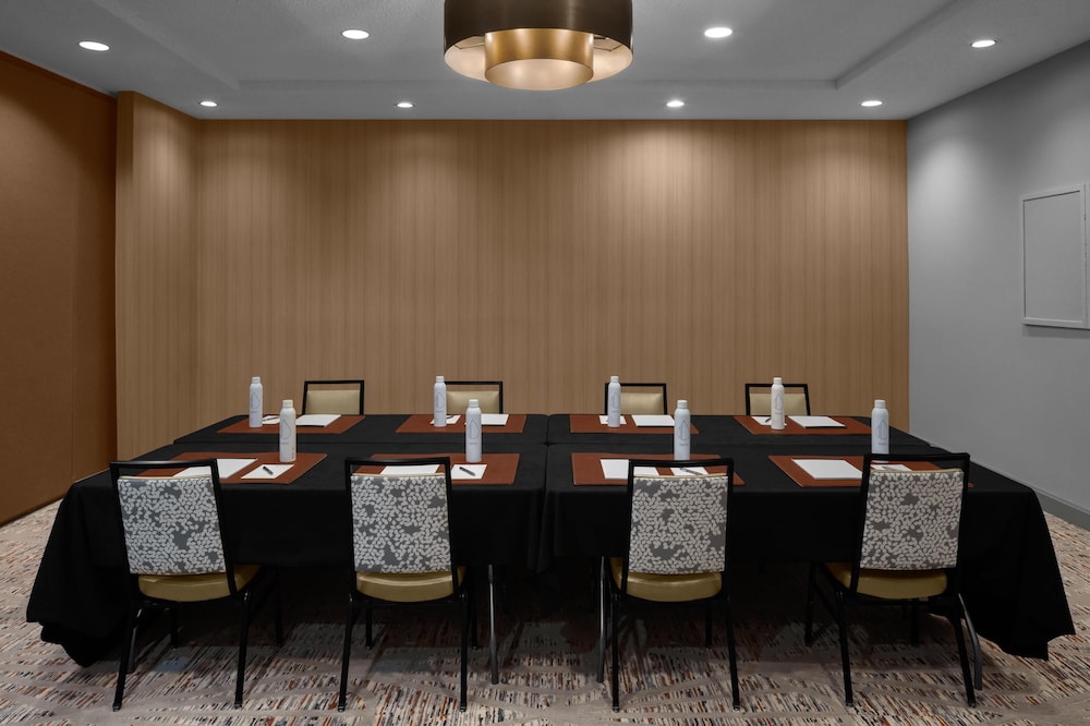 Embassy Suites by Hilton Phoenix Biltmore - photo 49
