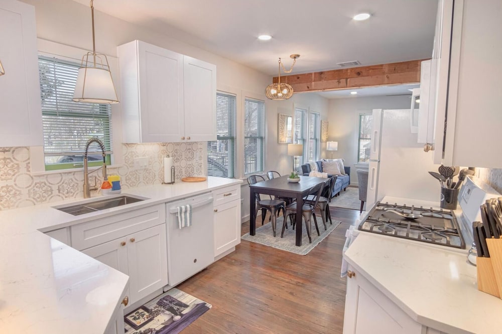 Dazzling 3 BR2 BA Home Near Downtown Tower Americas - photo 5