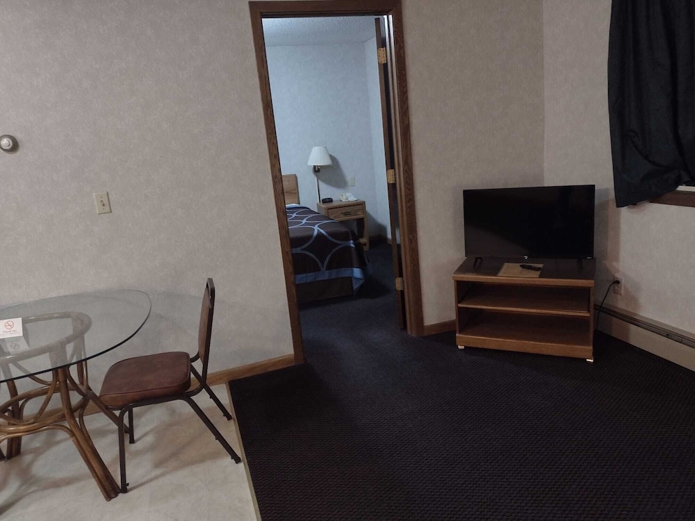 Super 8 by Wyndham Iron Mountain - photo 16