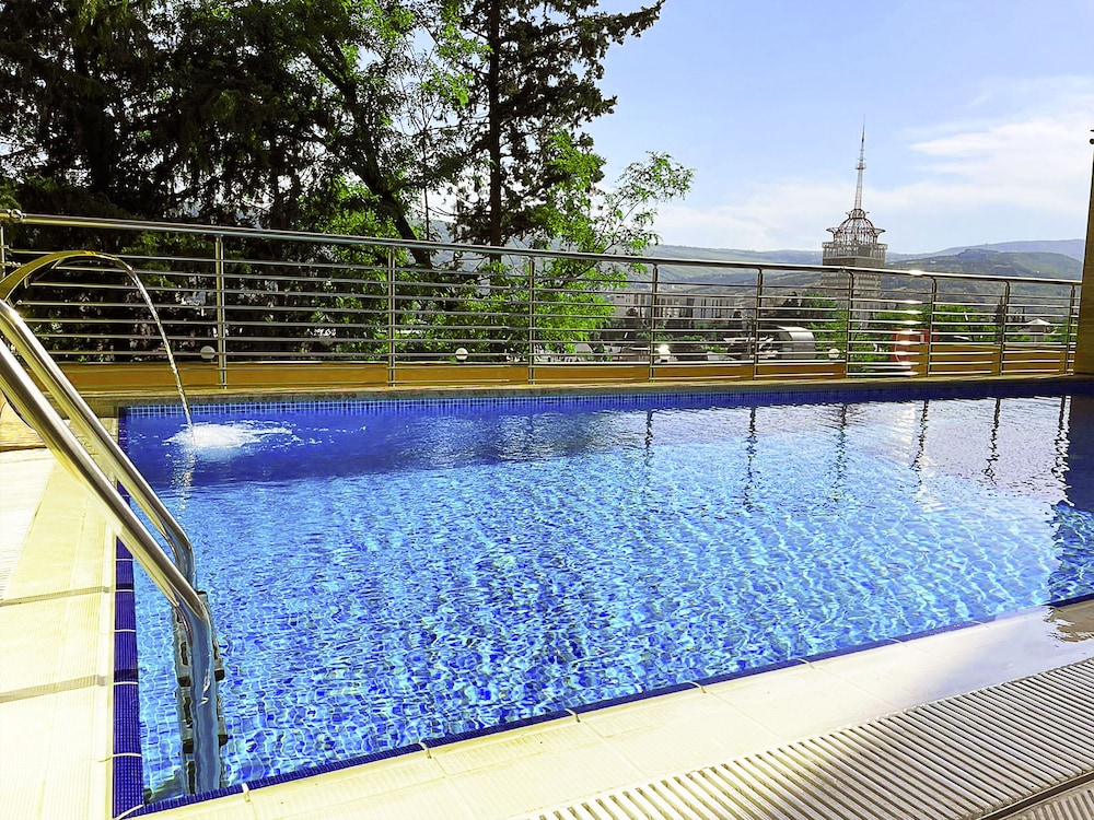 Indoor/outdoor pool