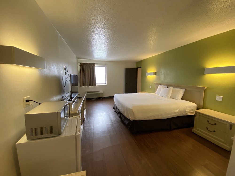 SkyLight Inn Cleveland Willoughby - photo 5