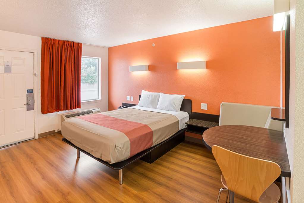 Motel 6 Grand Prairie TX Near Six Flags Drive - photo 9