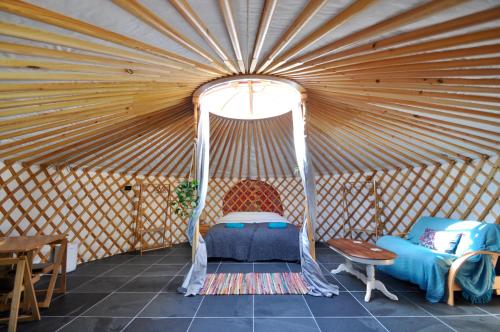 Spacious heated Yurt with Hot tub 5 mins to beach — hotel in Bow Street