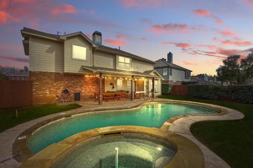 4BD Tropical Pool Oasis with a Game Room — hotel in Flower Mound