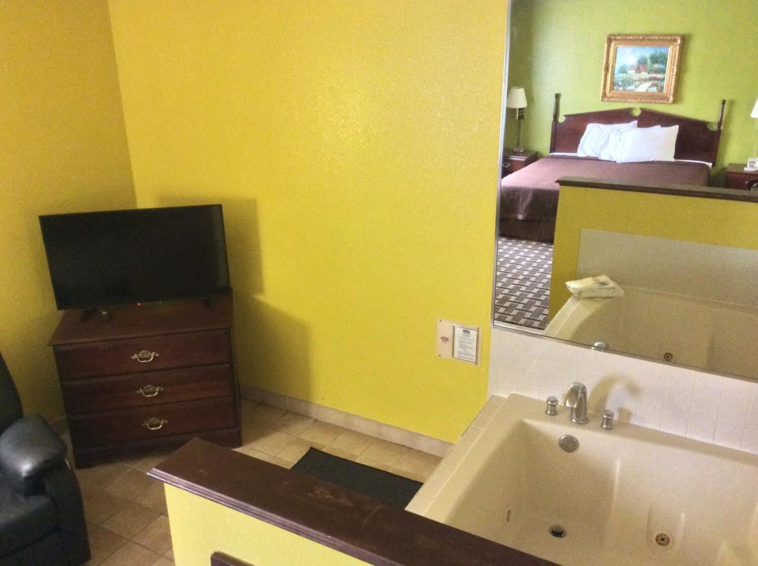 Country Hearth Inn & Suites Bowling Green - photo 15
