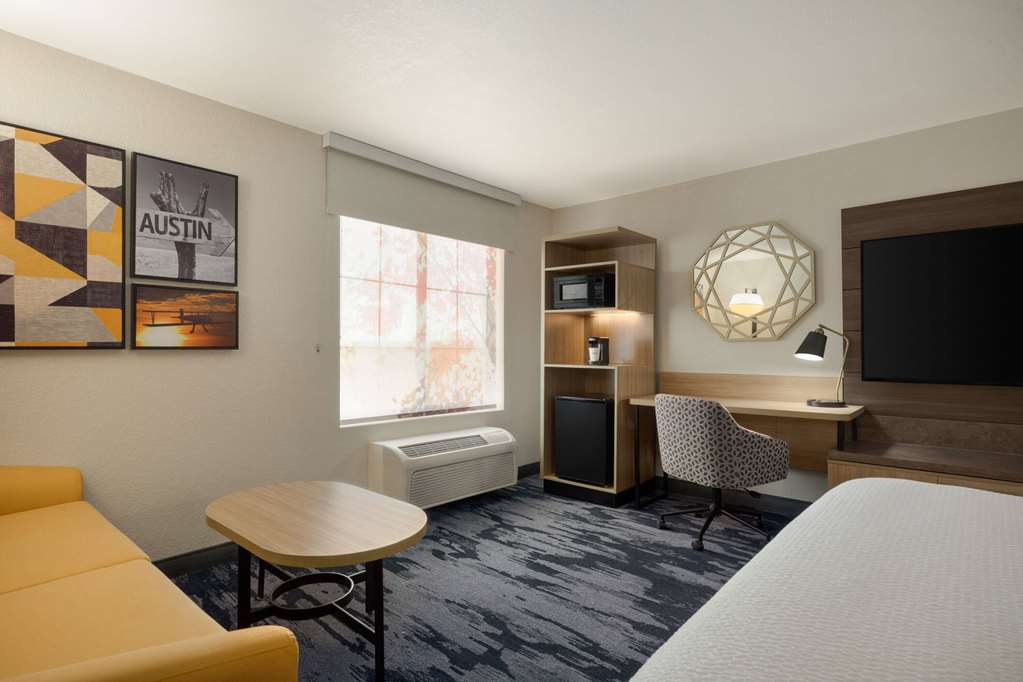 La Quinta Inn & Suites by Wyndham Austin Southwest - photo 34