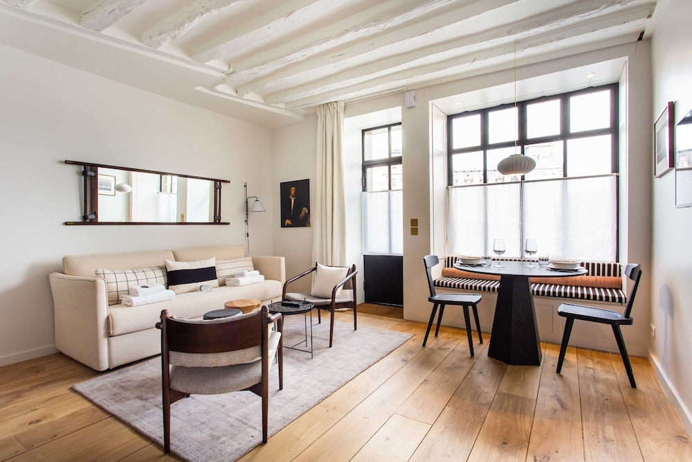 Cosy Apartment 2br 6p Seine notre dame — 4-Star Luxury Hotel in Paris, France
