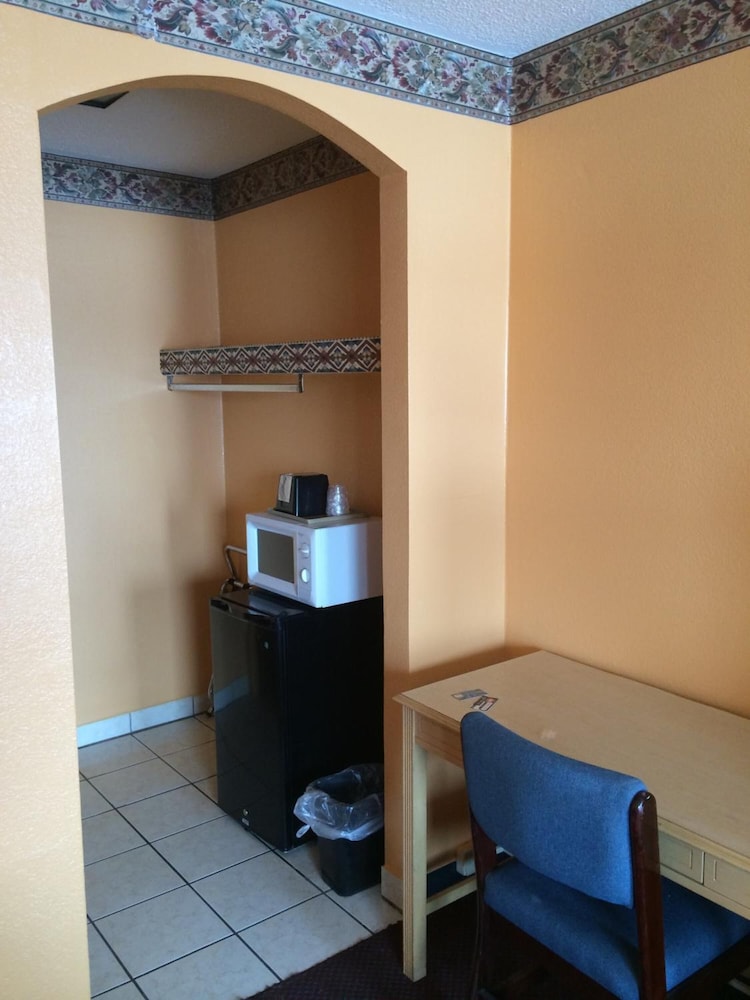 Hutchinson Inn - photo 25
