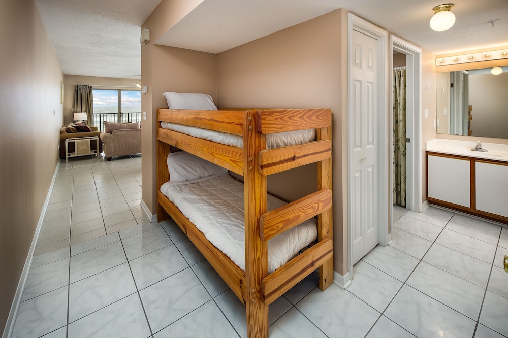 Emerald Towers West 3003 by RedAwning - photo 4