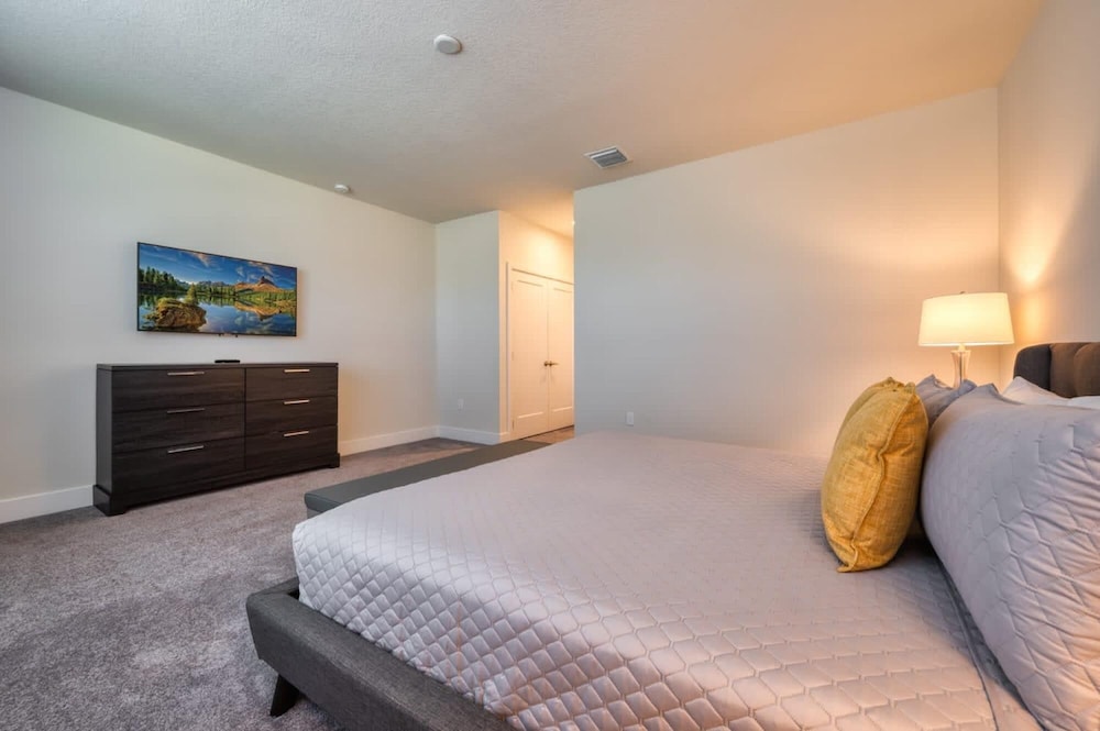 Spacious New Modern Retreat - photo 16