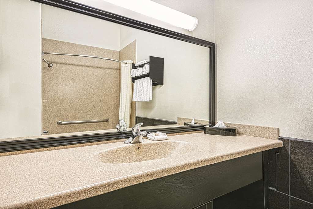 La Quinta Inn & Suites by Wyndham Laredo Airport - photo 17