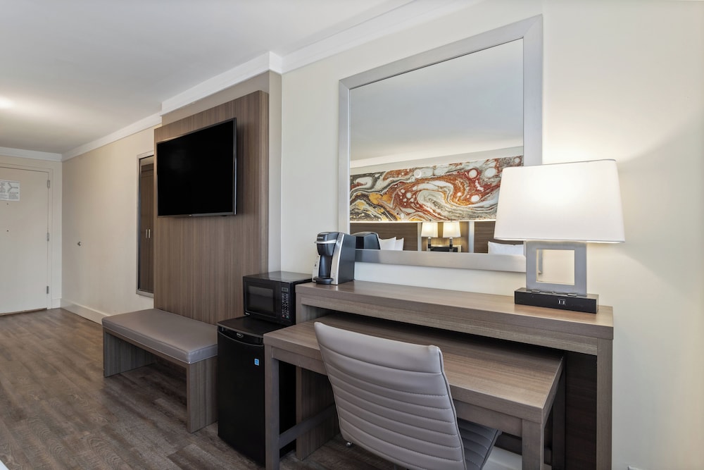 Crowne Plaza Executive Center Baton Rouge by IHG - photo 11