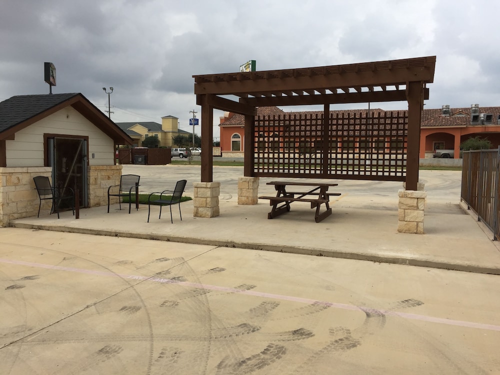 Pearsall Inn & Suites - photo 39