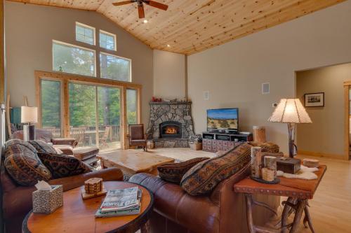 High Altitude at Tahoe Donner Huge 4 BR with Private Hot Tub Pool Table Ping Pong HOA Amenities — 4-Star Luxury Hotel in Truckee, United States