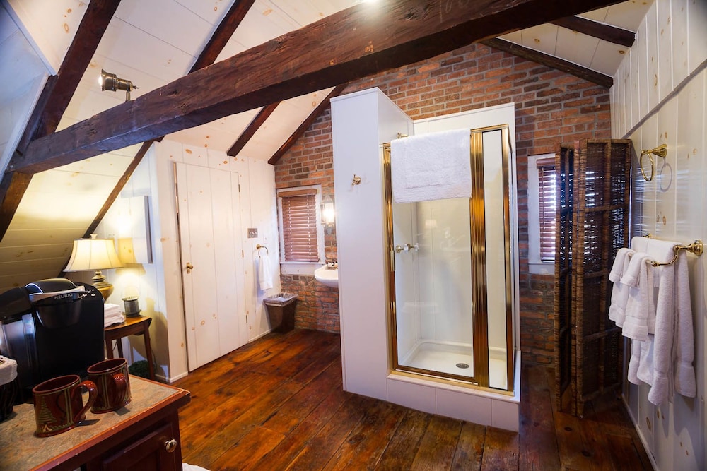 Inn at Lincoln Square - photo 31