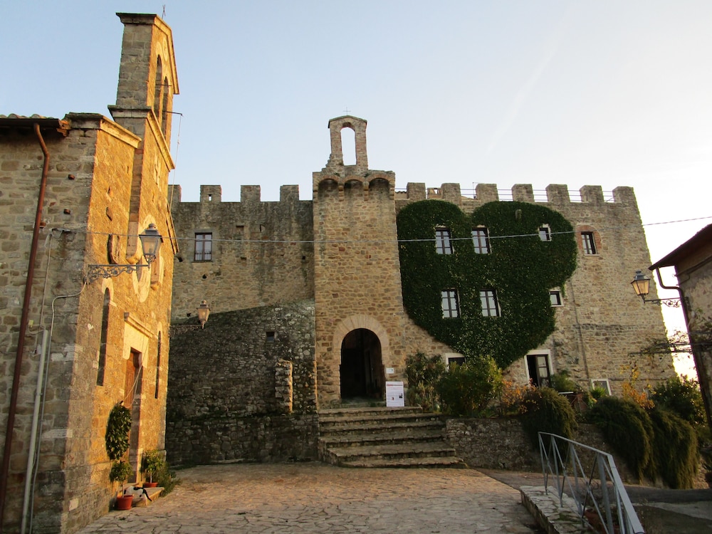 Castello di Cisterna - carbon neutral hotel in Gualdo Cattaneo