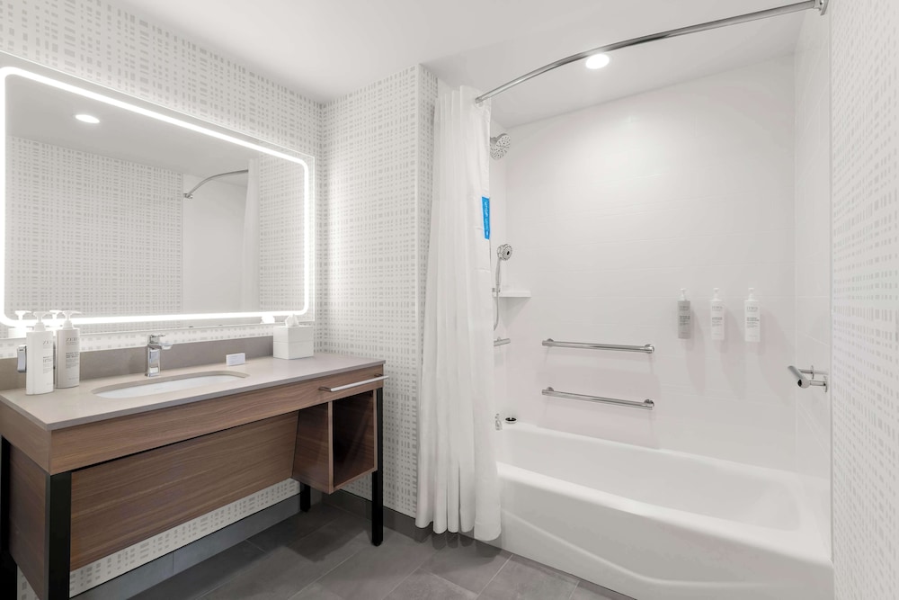Hampton Inn & Suites by Hilton Corona - photo 33