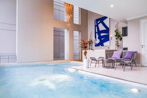 Sukhumvit Thonglor Luxury Pool Club Villa 5 Mins To Bts 素坤逸 通羅 豪華會所泳池別墅 5分鐘到達地鐵